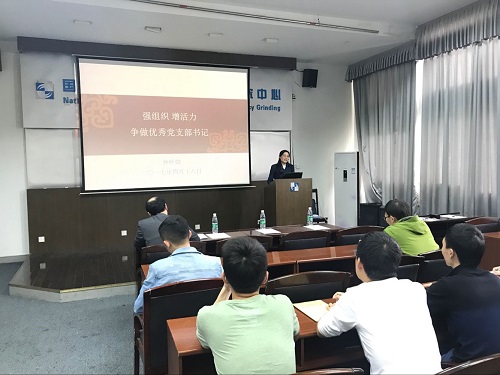 m1492582500884659.jpg 钟部长为大家做培训.jpg