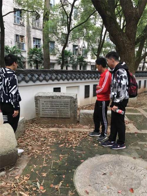 玩偶姐姐
老图书馆.jpg